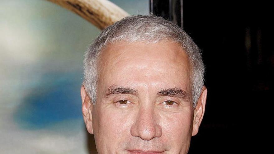 El director de cine alemán Roland Emmerich posa sonriente en una imagen de archivo.