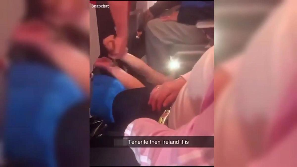 Así sacaron a rastras a un alborotador en un vuelo que iba a Canarias