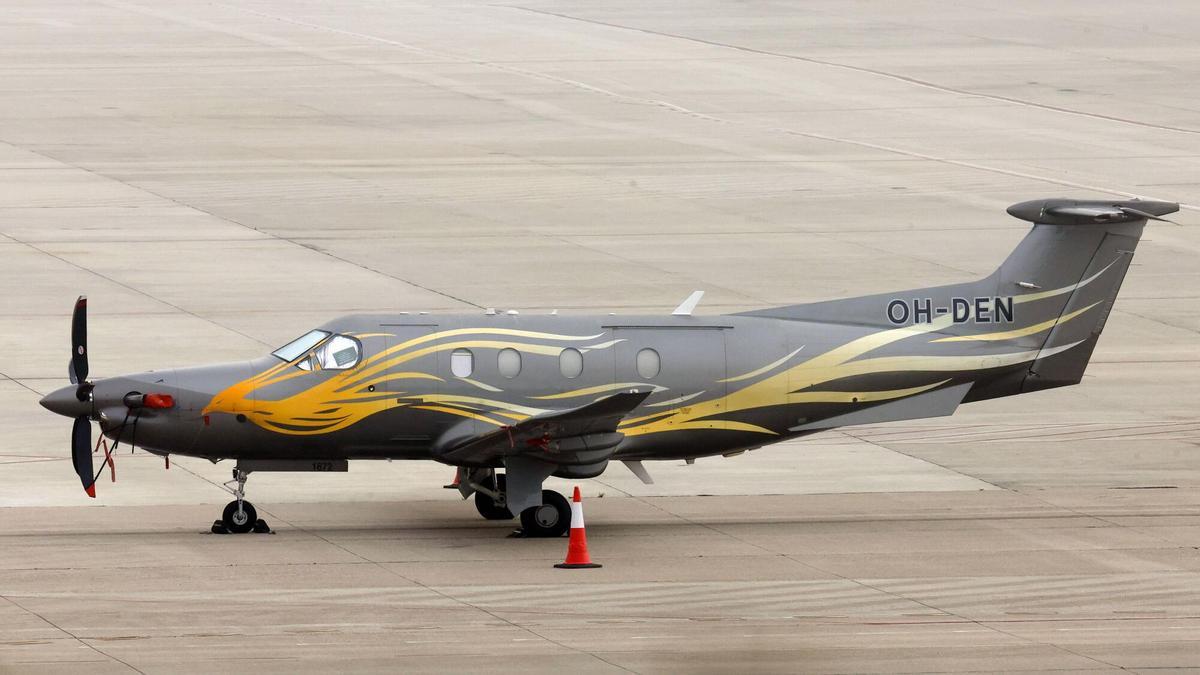 Un «Ave fénix» de Suiza a Peinador a la caza del eclipse: decenas de aviones sobrevolaron Galicia durante el evento