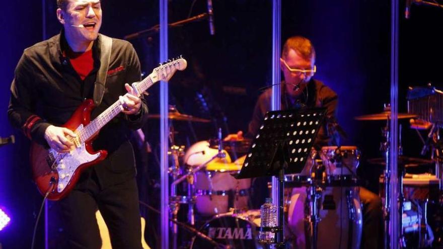 Ismael Serrano, en un momento del concierto anoche en el teatro de Afundación de Vigo. // José Lores