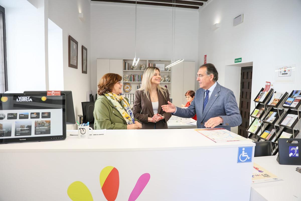 Santiago Parra, a la derecha, tras la presentación del dispositivo en la Oficina de Turismo de Lorca.