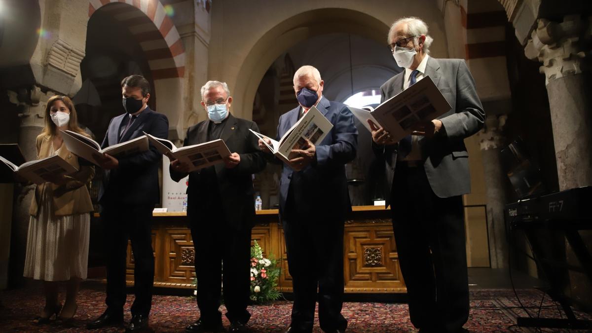 Cristina Casanueva, José María Bellido, Manuel Pérez Moya, José Cosano y José Manuel Escobar sostienen el libro.