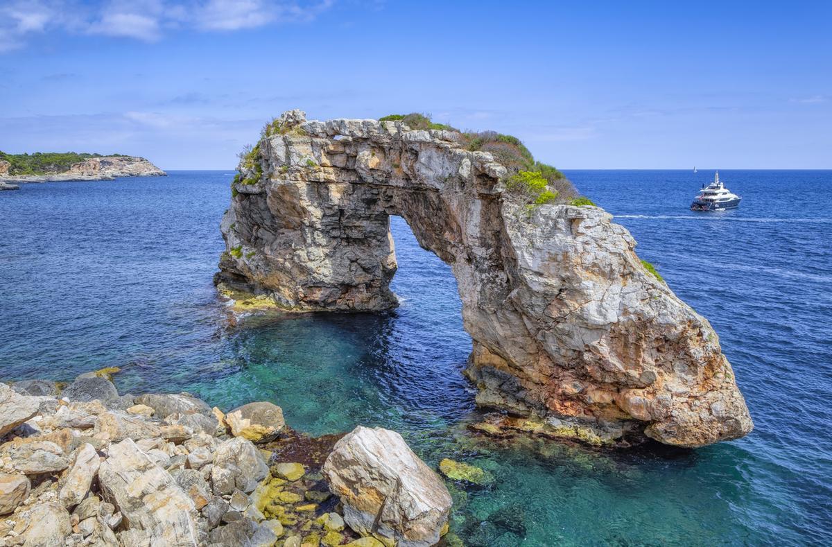 Este enorme arco marino de origen natural domina uno de los paisajes más fotografiados de Mallorca