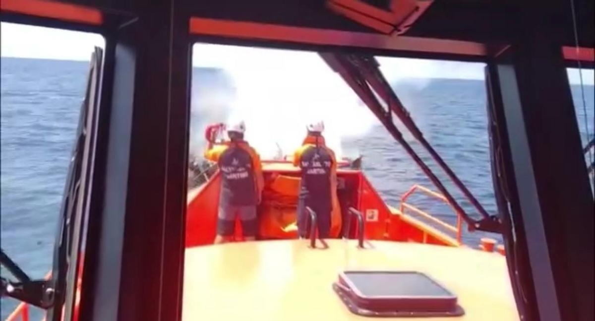 Arde una embarcación de recreo en Formentera: así ha sido el rescate de sus ocupantes