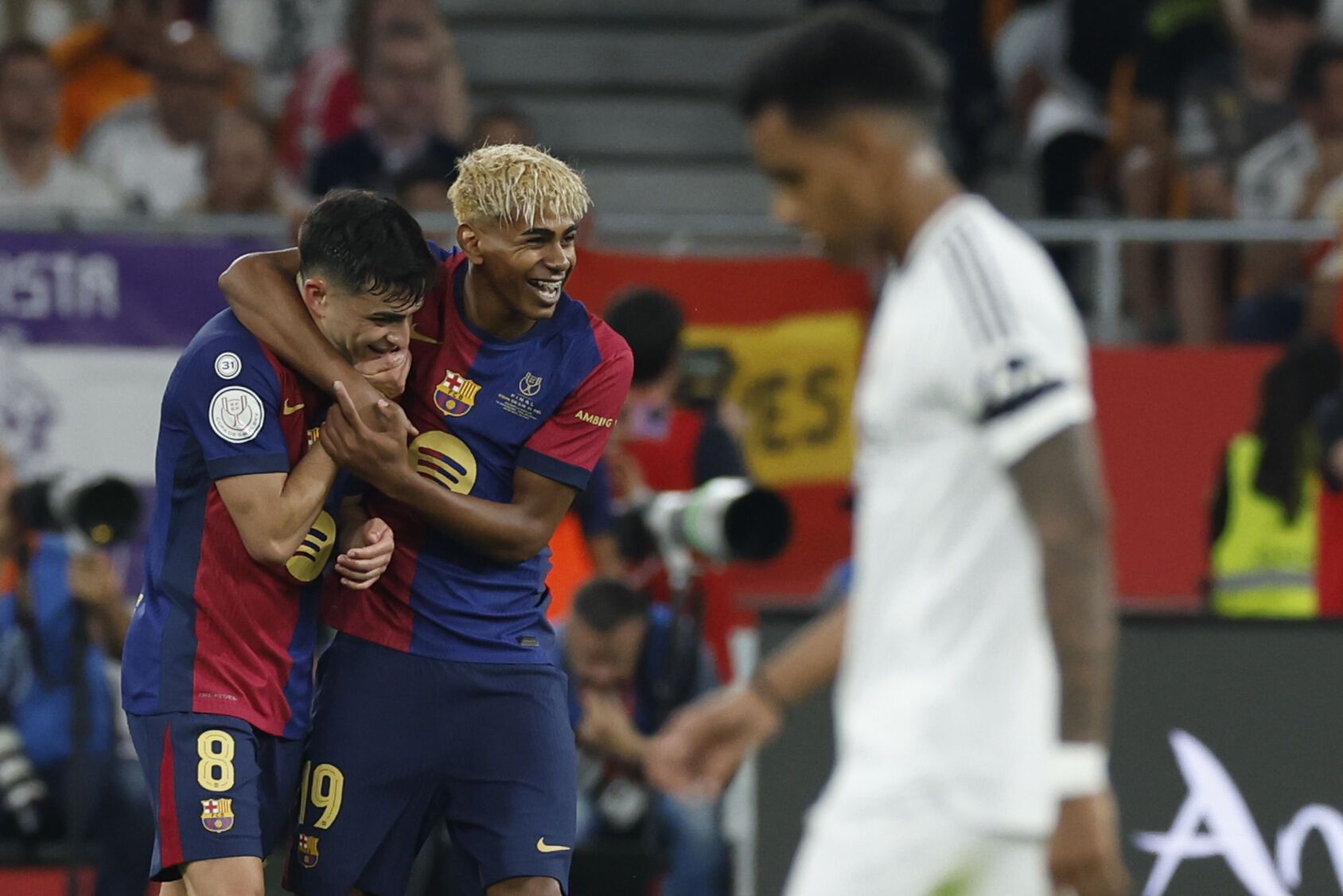 SEVILLA, 26/04/2025.- Los jugadores del FC Barcelona, Pedri (i) y Lamine Yamal, celebran el primer gol del equipo blaugrana durante el encuentro correspondiente a la final de la Copa del Rey que disputan hoy sábado Real Madrid y FC Barcelona en el estadio de La Cartuja, en Sevilla. EFE / Julio Muñoz