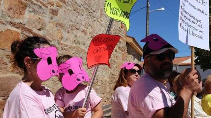 Manifestantes contra las macrogranjas con caretas de cerdo.