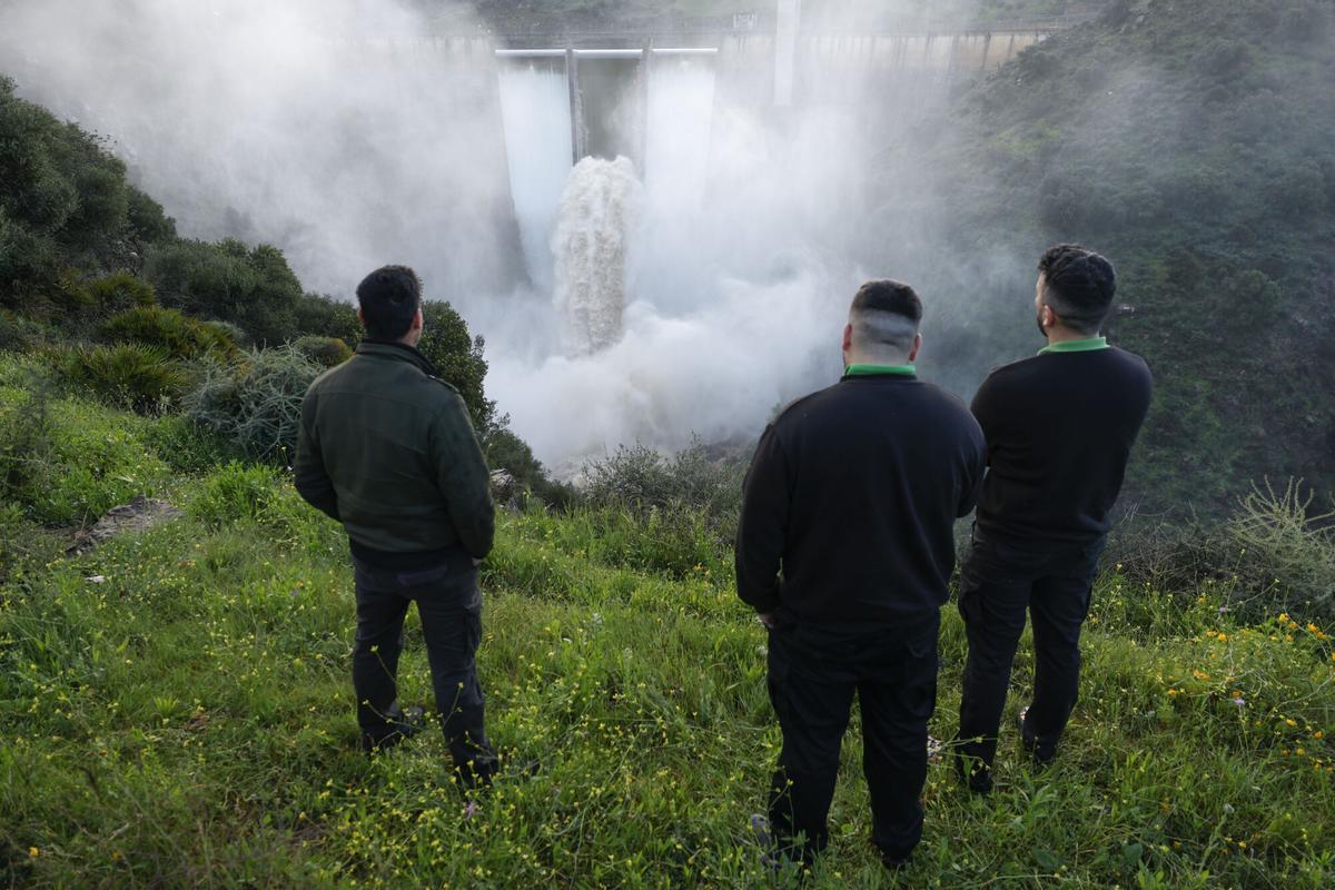 Varias personas observan el desembalse de la presa de Casasola, en Almogía, Málaga, este martes. EFE/Jorge Zapata