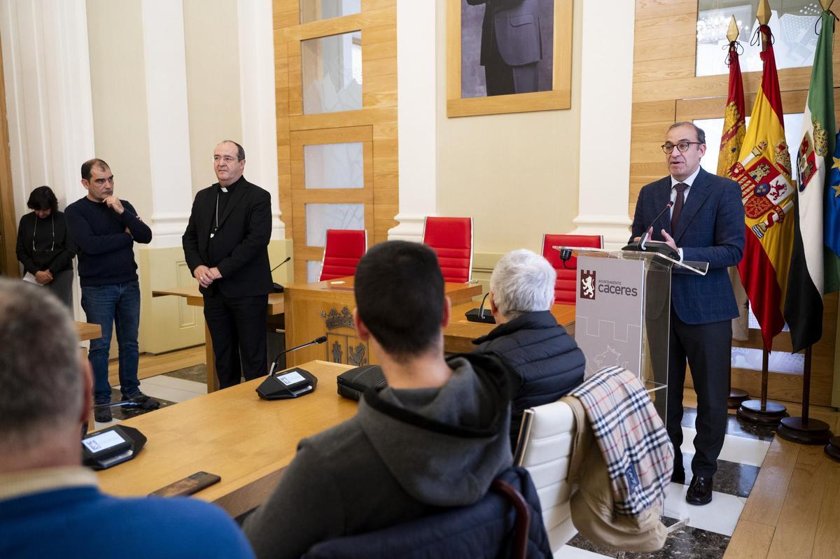 El alcalde de Cáceres, Rafa Mateos, junto al obispo de la diócesis Coria-Cáceres, Jesús Pulido, durante la entrega de premios.