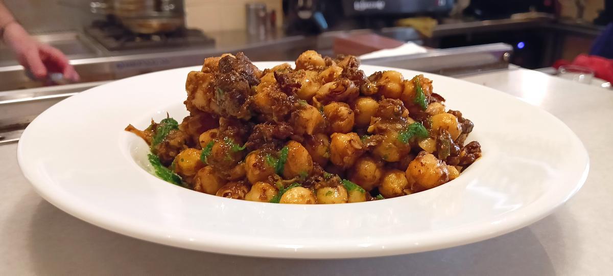 Garbanzos con butifarra negra y calamar en Bar Bocata.