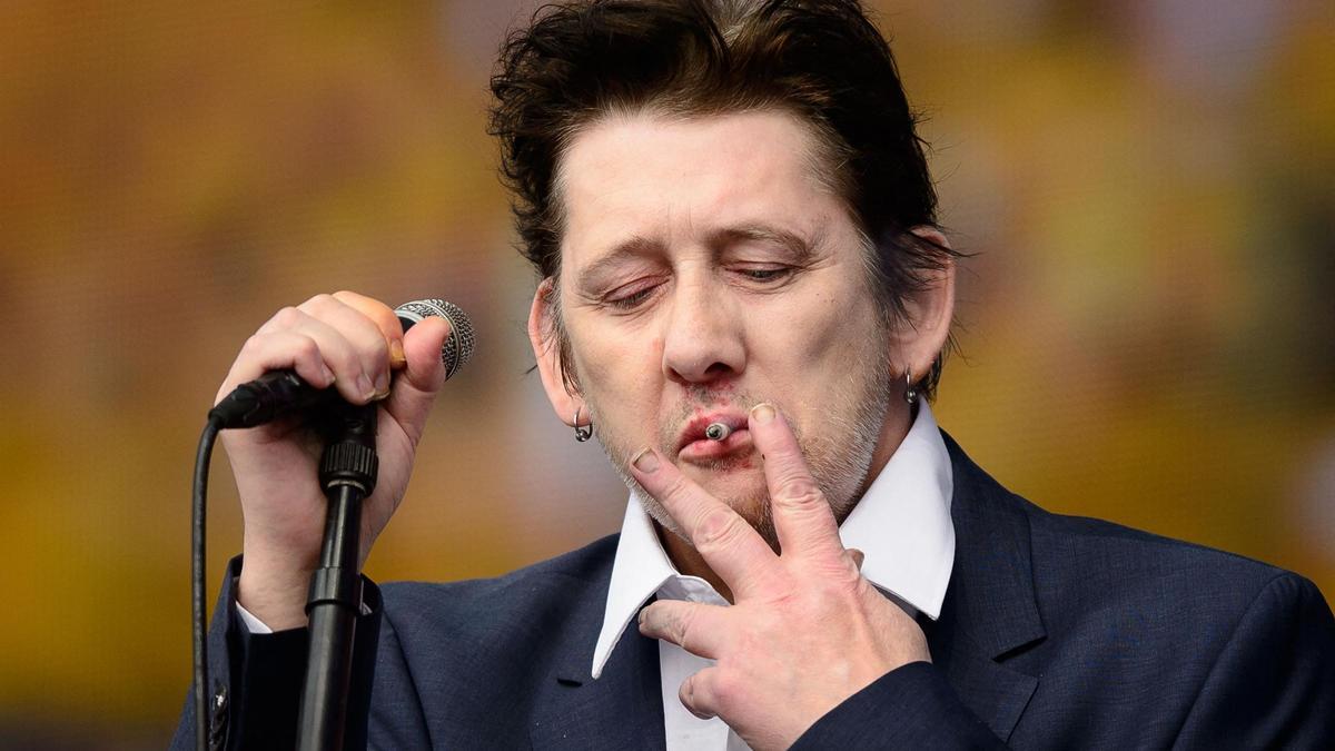 Shane MacGowan, líder de la banda irlandesa The Pogues, en un concierto en Londres en 20144