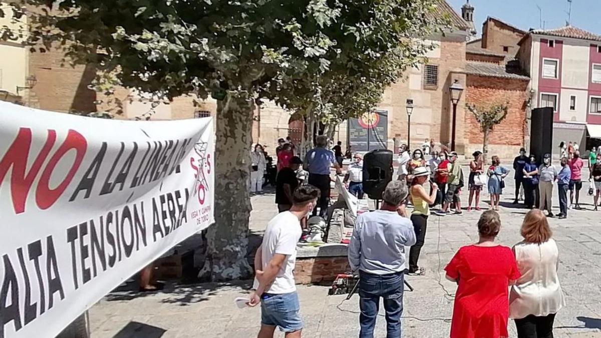 Concentración en Toro contra la línea aérea de evacuación de energía solar. | M. J. C.