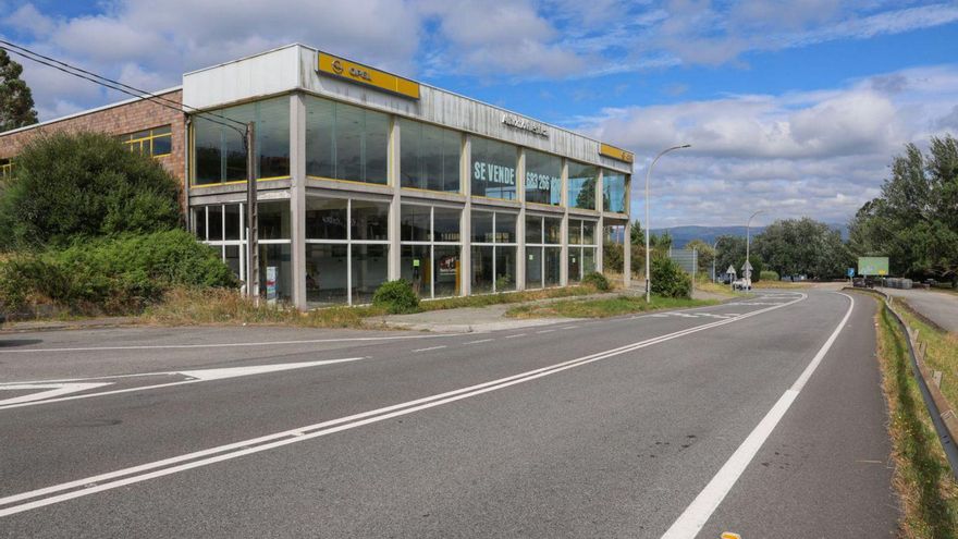 El antiguo concesionario de la Opel en Carril.