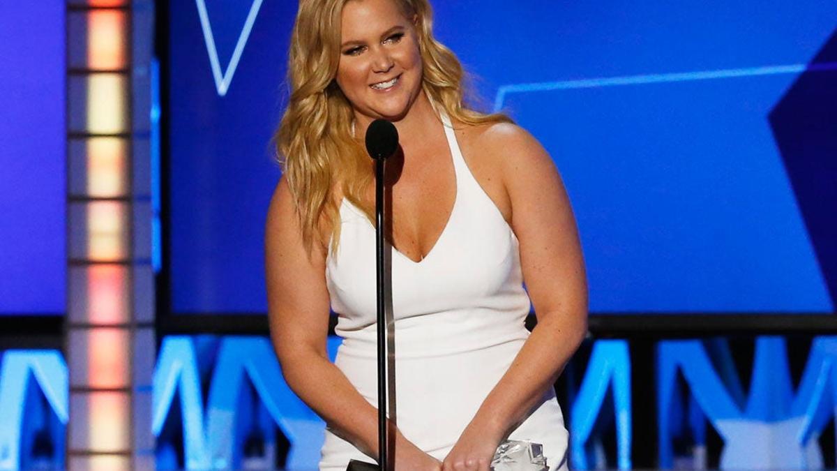 Amy Schumer recoge el premio a Mejor Actriz de comida en los Critics' Choice Movie Awards