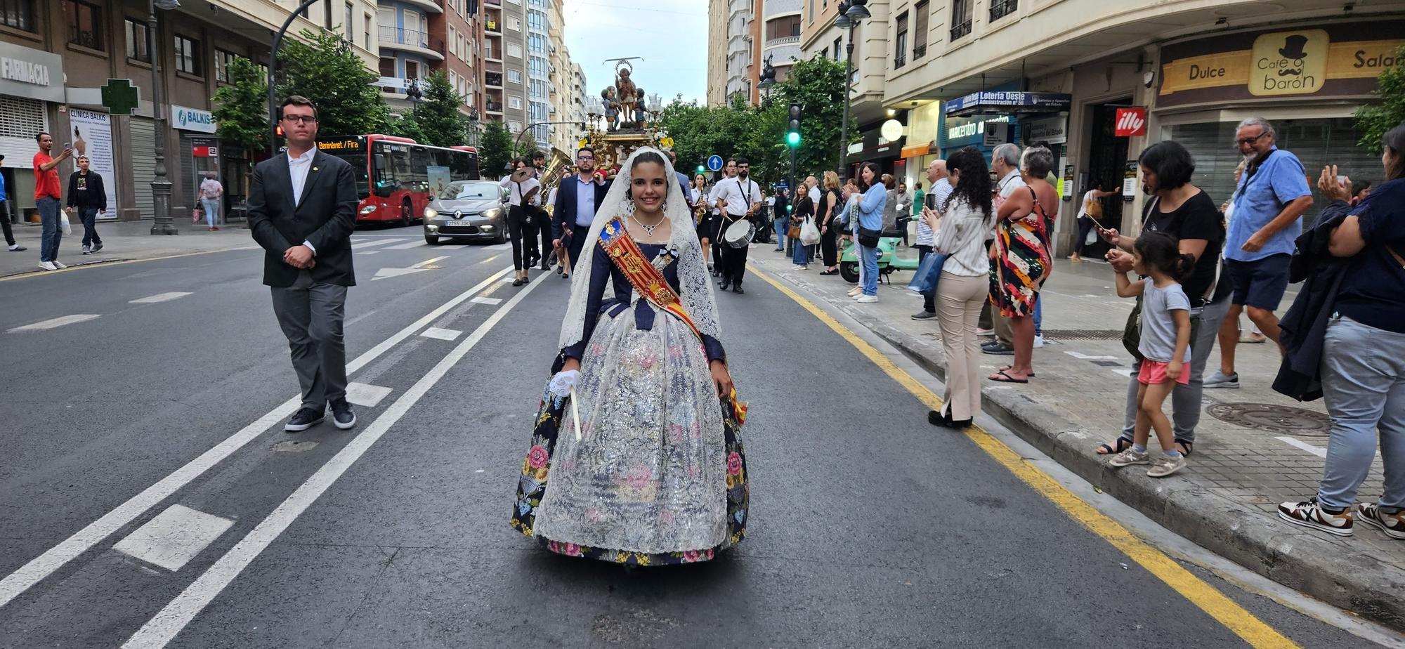 Paula y la corte infantil acompañan al San Vicente Niño