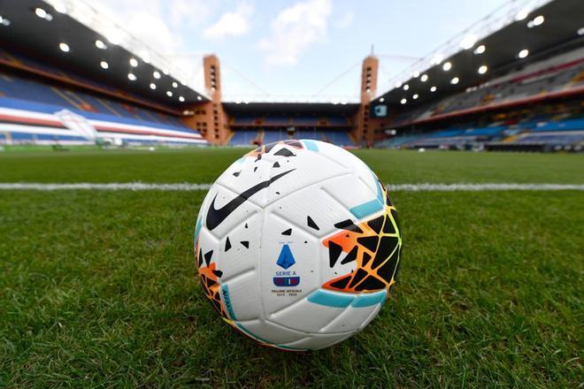 Vista general de gradas desiertas en el estadio Luigi Ferraris debido a las medidas de contención tomadas después de la actual pandemia de Coronavirus COVID-19, antes del partido de fútbol de la Serie A italiana entre UC Sampdoria vs AC Milan.