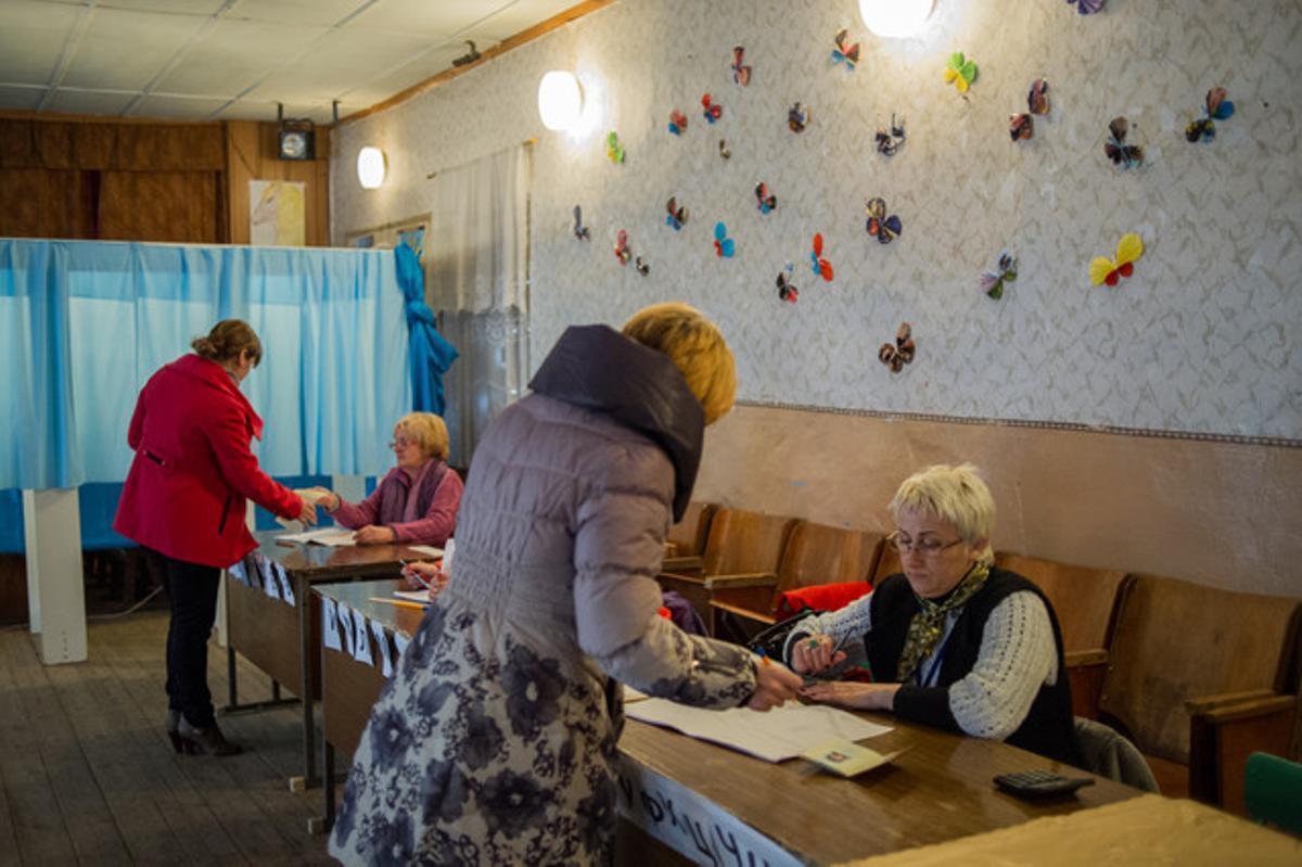 Ciudadanos de Sebastopol votan este domingo en el referendo de anexión a Rusia.