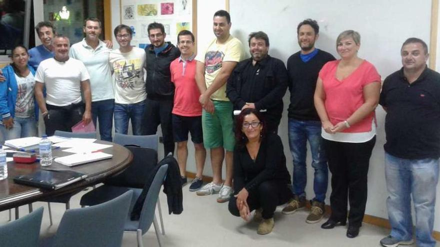 El jurado de la Gala do Deporte de Redondela junto al concejal, Julio Mougán (5º por la izq). // FdV