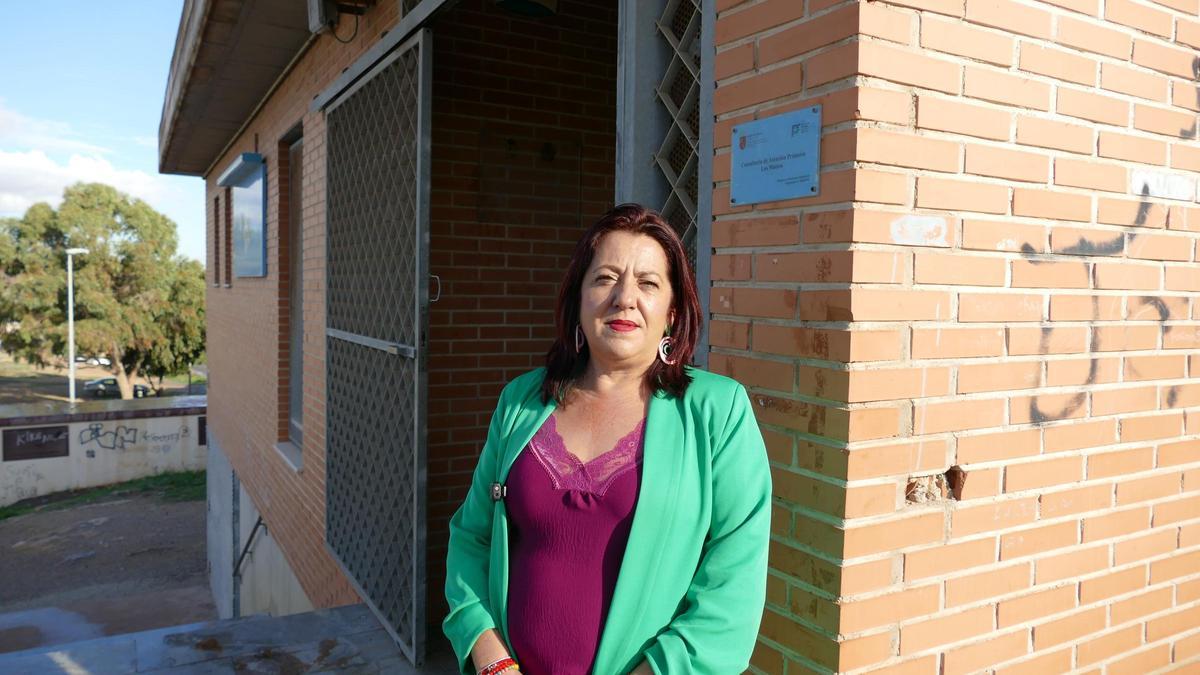 La edil socialista Isabel Andreu en la puerta del consultorio médico de Los Mateos