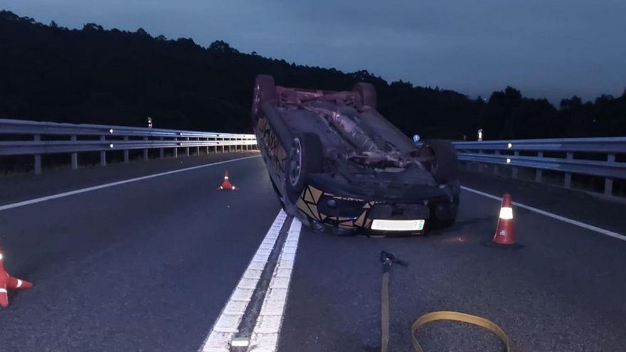Un vecino de Bueu resulta ileso tras volcar de madrugada con su coche en el Corredor