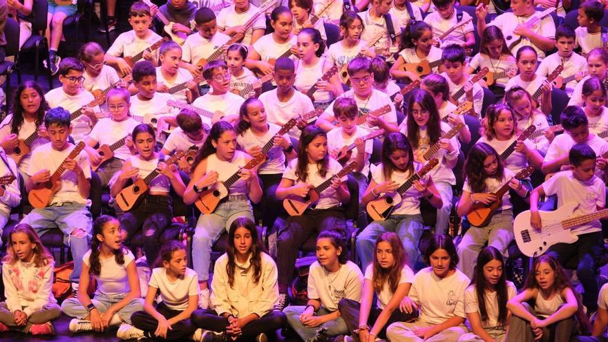 Imagen de los menores durante el concierto ‘Chiquitos Timplistas’ celebrado en el Auditorio del Palacio de Congresos, ayer.