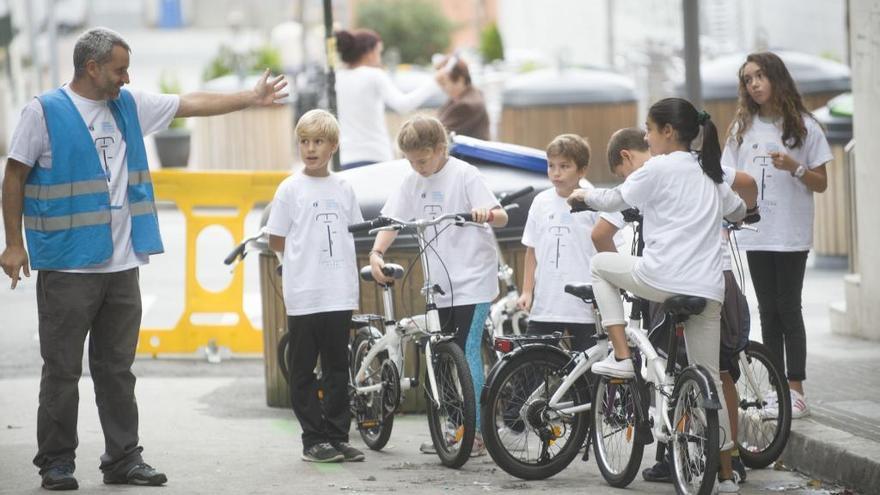 Alumnos del Wenceslao Fernández Flórez realizan actividades durante la Semana Europea de la Movilidad.