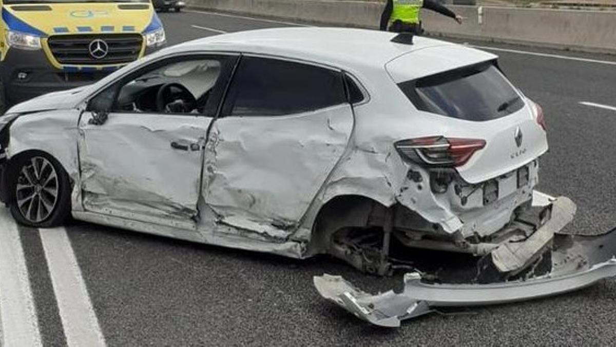 El coche destrozado tras sufrir el accidente de tráfico en la carretera Ibiza-Sant Antoni