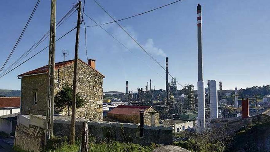 Vista de una vivienda de Borroa de Abaixo con la Refinería a pocos metros.