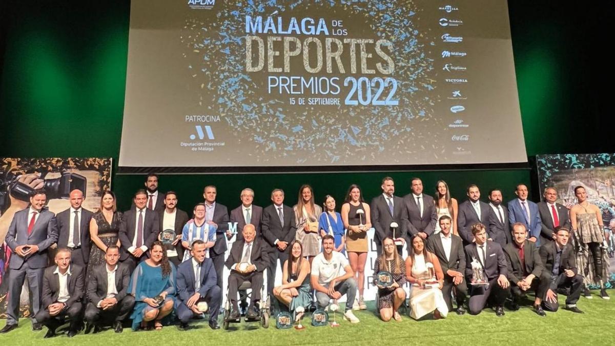 Foto de familia de los homenajeados en la gala de los Premios Málaga de los Deportes 2022.