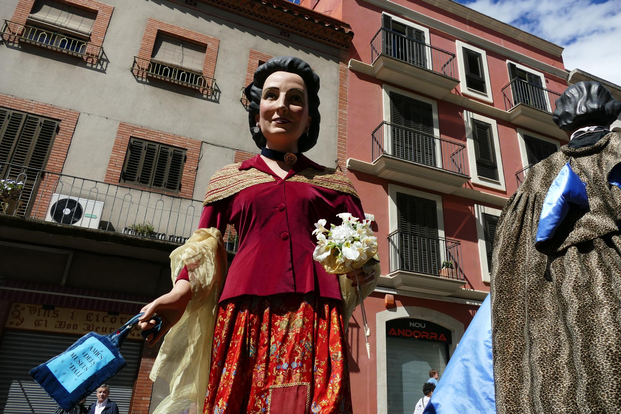 Vuit colles gegants passegen pel centre de Figueres