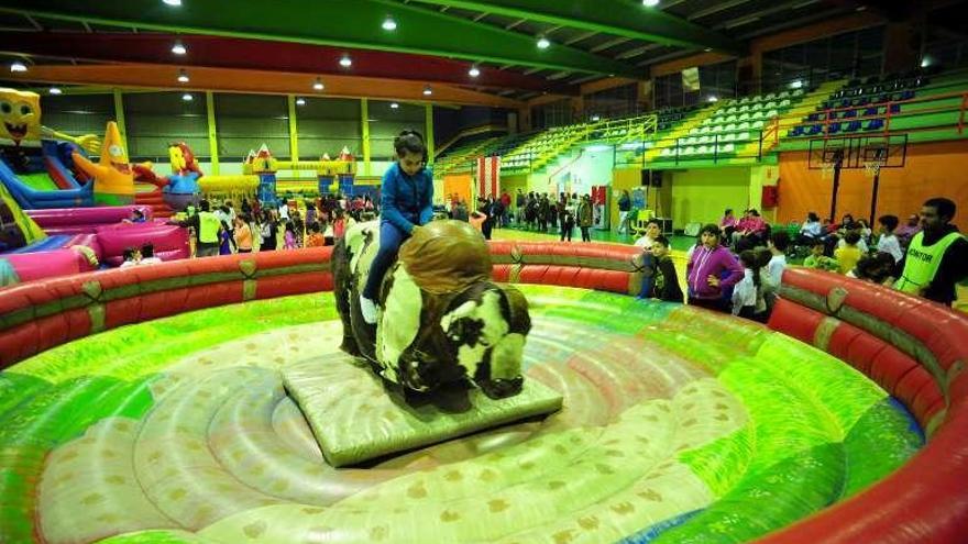 Un festival infantil en el pabellón de Coirón. // Iñaki Abella