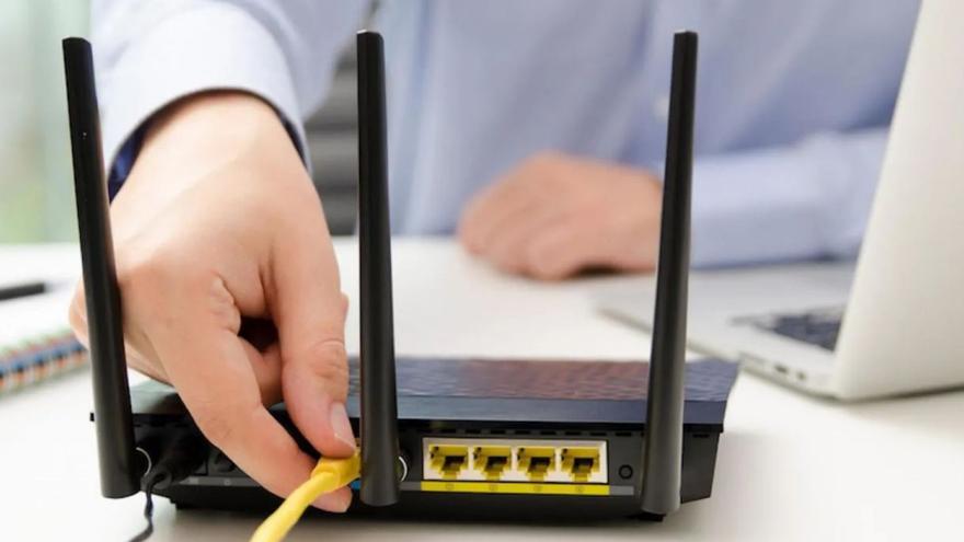 Un usuario enchufa el router para tener conexión WiFi. | | LP/DLP