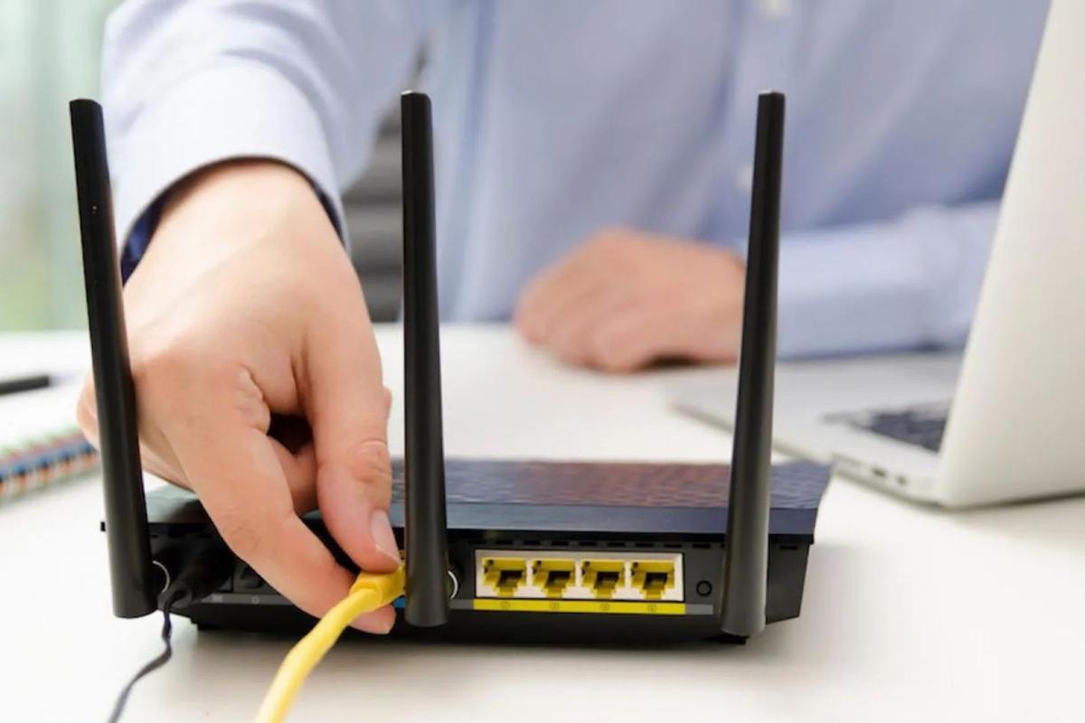 Un usuario enchufa el router para tener conexión WiFi. | | LP/DLP
