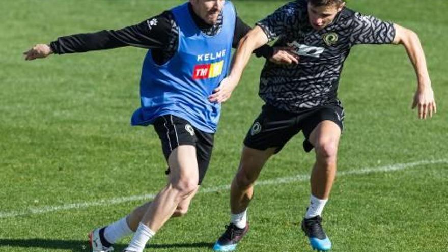 Alfaro, que debutará hoy con el Hércules, pugna con Nani en un entrenamiento.