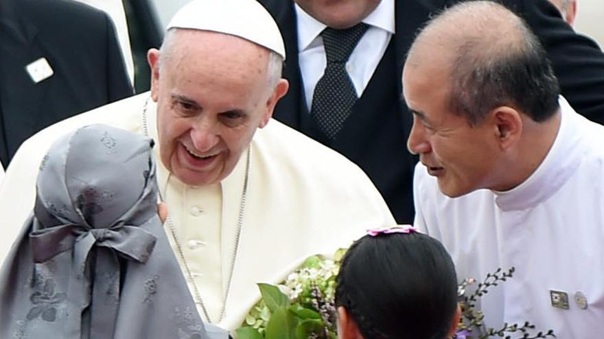 Francisco a su llegada al aeropuerto de Seúl.