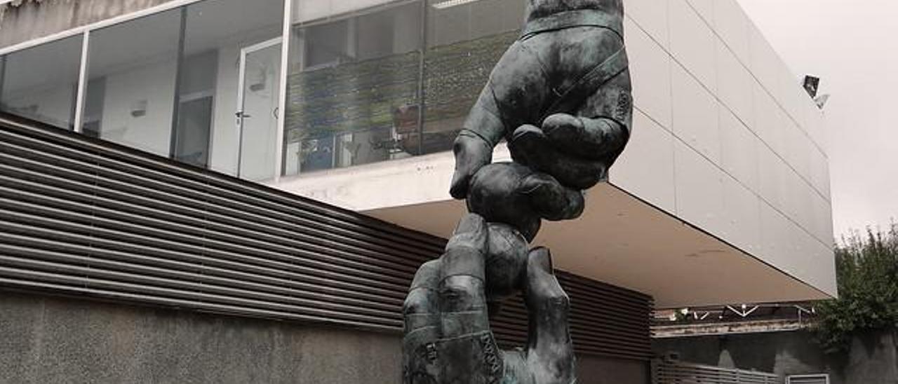 Escultura de Manolo Boix dedicada a la pilota, en el Genovés | LEVANTE-EMV