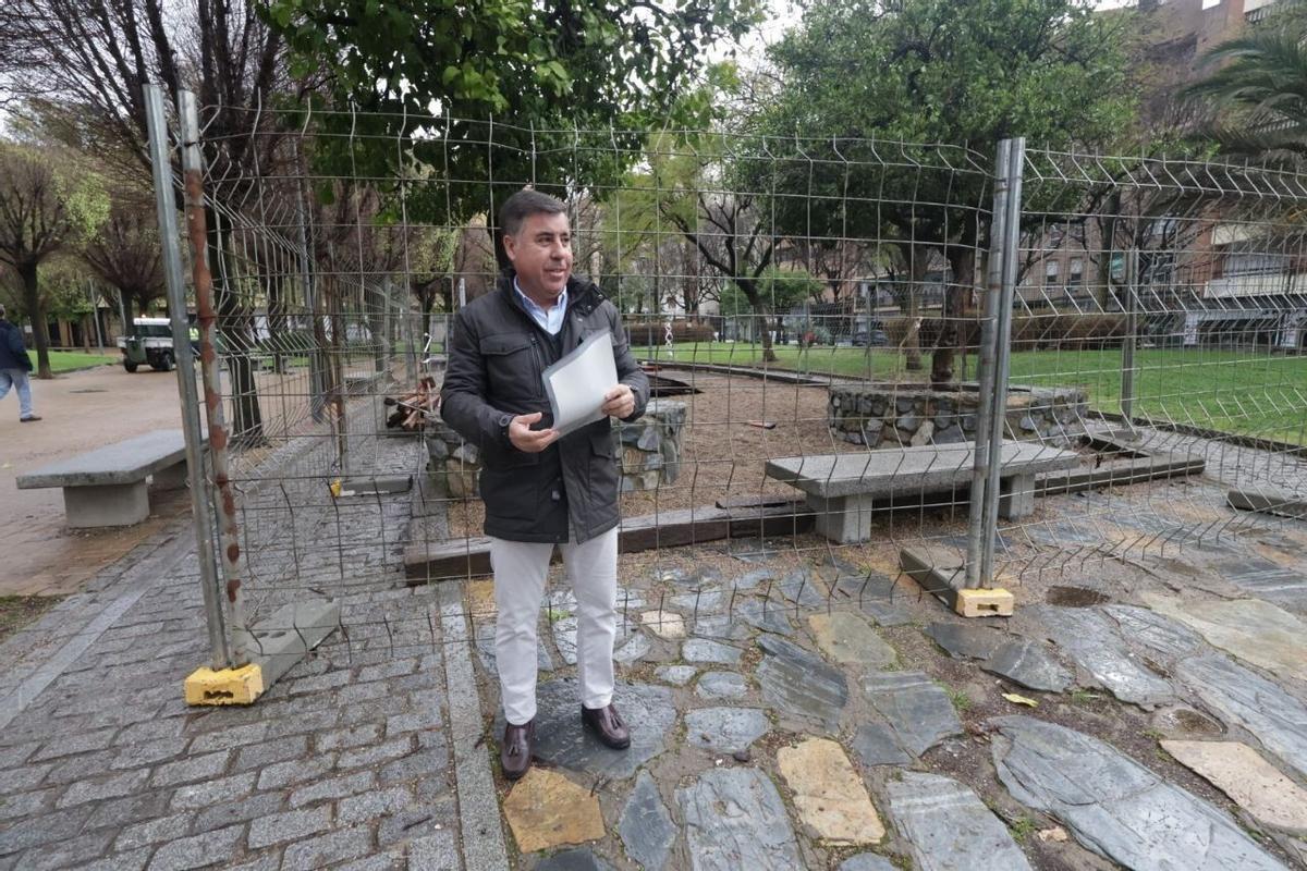 El concejal delegado de Infraestructuras del Ayuntamiento de Córdoba, Miguel Ruiz Madruga, en el parque Juan Carlos I.
