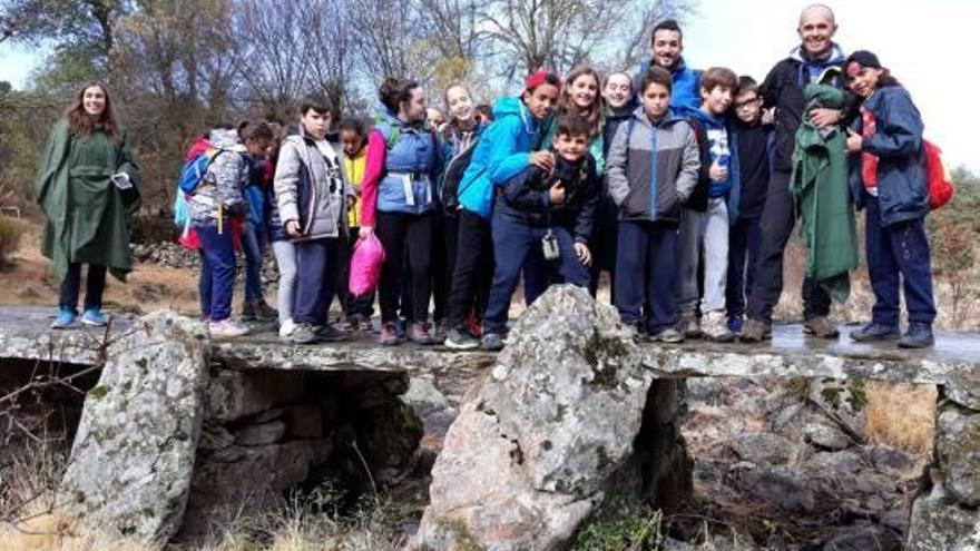 Los alumnos de sexto de Primaria del Abad Sola, en uno de los espacios naturales de Villardeciervos.