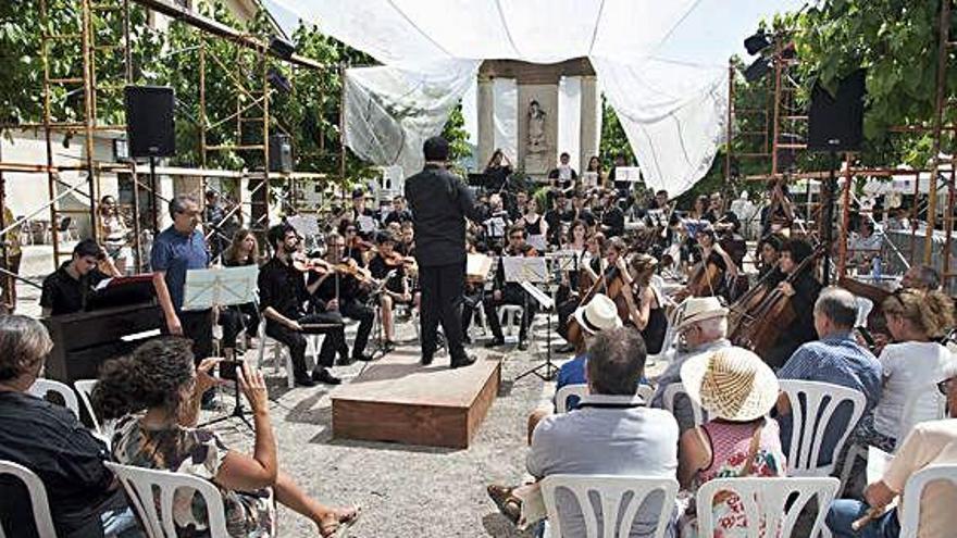 Concert inaugural amb l&#039;Orquestra de Cambra del Moianès, a la plaça de Sant Sebastià, ahir al matí amb la participació de músics vinguts de fora