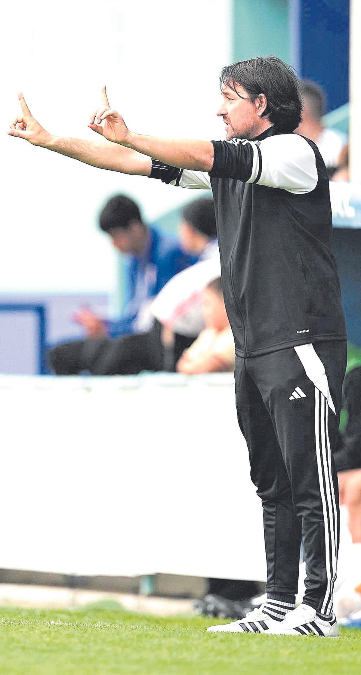 Secho Martínez realiza indicaciones desde la banda.