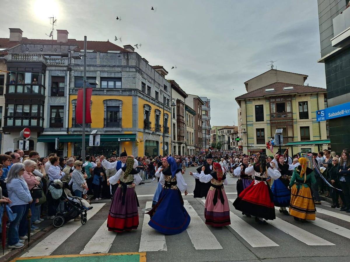 Desfile de Güevos Pintos en la calle Florencio Rodríguez, seguido por mucho público.