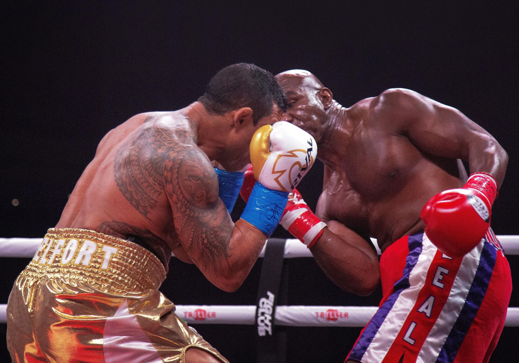 Intercambio de golpes entre Holyfield y Belfort