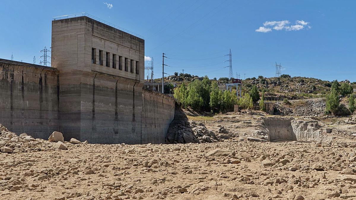 Presa de Ricobayo durante el secado de este pasado verano. | Jose Luis Fernández