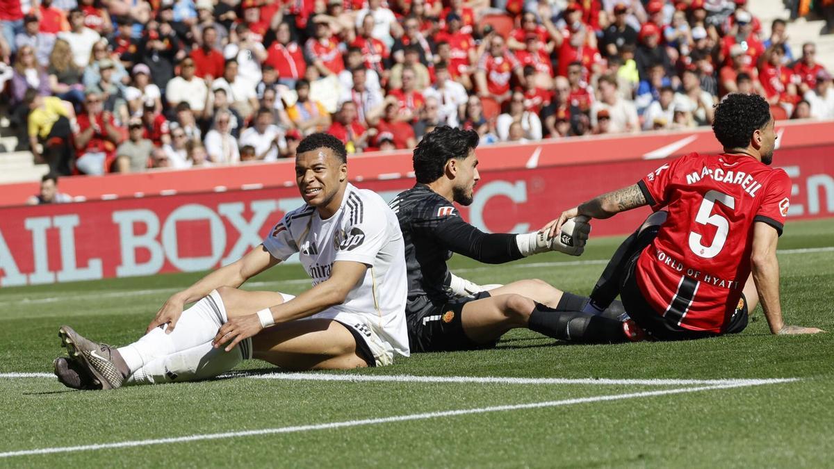 El delantero francés del Real Madrid Kylian Mbappé, en el suelo tras una jugada del partido entre el Mallorca y el Real Madrid en Son Moix