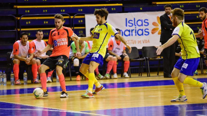 Pablo Salado presiona a un rival en un lance del choque Gran Canaria FS-Pescado Rubén Burela de esta temporada.