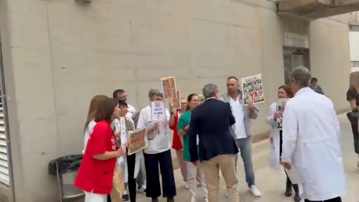 Escrache de médicos del Hospital de Sant Joan al conseller de Sanidad