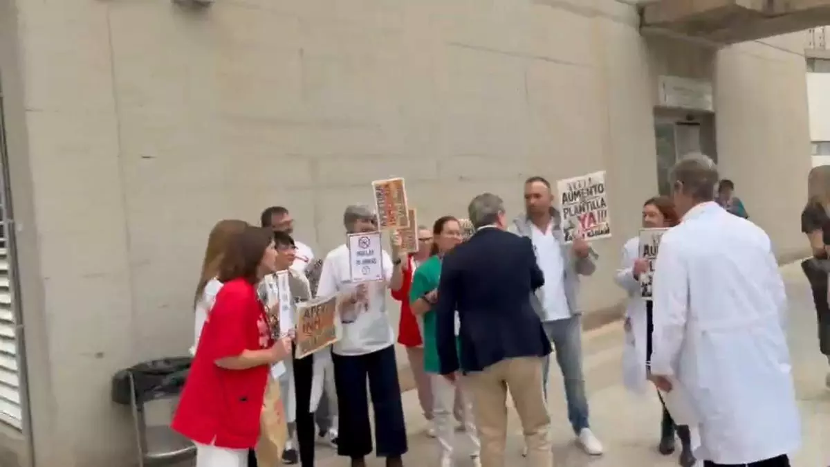 Escrache de médicos del Hospital de Sant Joan al conseller de Sanidad