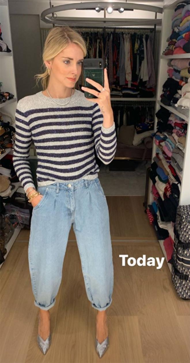 Chiara Ferragni con jersey brilli y pantalón denim