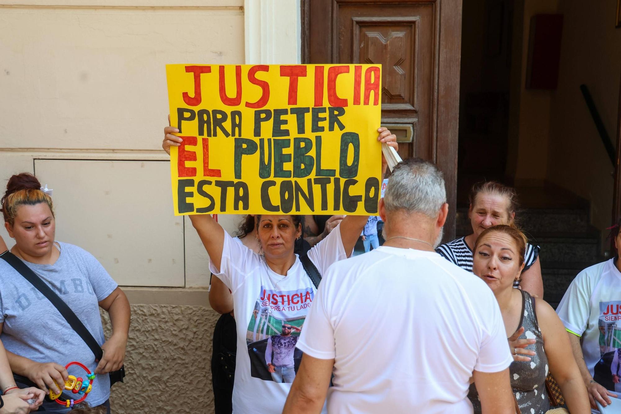 Familiares y amigos de Petar Krasimirov, asesinado a cuchilladas en Carcaixent, guardan un minuto de silencio