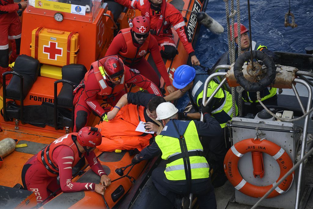 La Armada simula el accidente de un submarina para rescatar a su tripulación