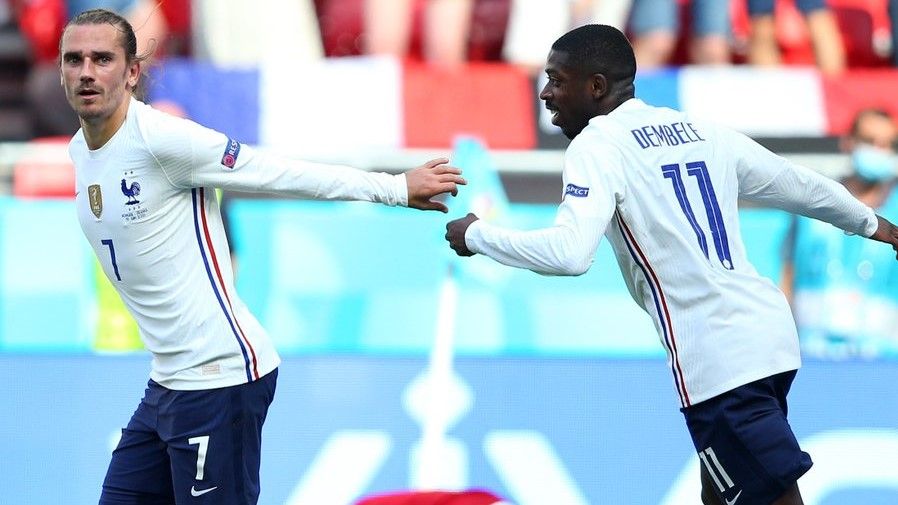 Griezmann celebra su gol, junto a Dembélé.